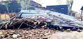 The harbor area swept away | किनवट परिसराला वादळाने झोडपले The harbor area swept away | किनवट परिसराला वादळाने झोडपले
