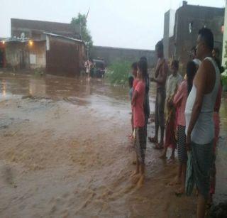 Heavy rains in Jalgaon Electricity hit one and one injured | जळगावात मुसळधार पाऊस ; वीज पडून एक ठार तर दुसरा जखमी