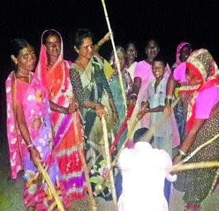 Women take stick for pistol | दारूबंदीसाठी महिलांनी घेतली काठी