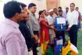 Distribution of agricultural supplies to five farmer groups | पाच शेतकरी गटांना कृषी साहित्य वाटप