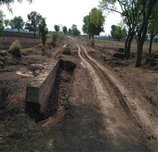 Bus service is closed when the mharehingono bridge load is filled | मजरेहिंगोणे पुलालगतचा भराव वाहून गेल्याने बससेवा बंद