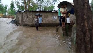 The first rain came in the house | पहिल्याच पावसाचे घरात शिरले पाणी