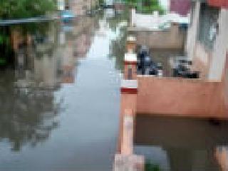 Solapur rains, rain falls in city, hundreds enter water | सोलापूरला पावसाने झोडपले, शहर जलमय, शेकडो घरात शिरले पाणी