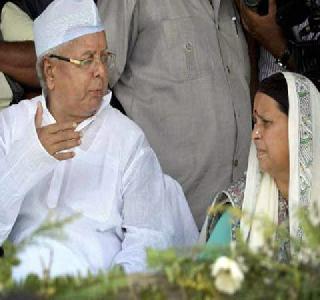 Lalu's wife is "rich in spirit"! | लालूंच्या पत्नीला हव्यात "संस्कारी बहू"!