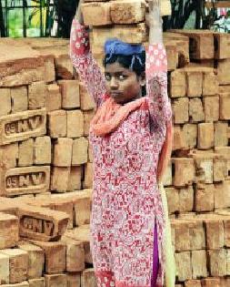 Winnie the Doctor of the winner Rina | मजुरी करणाऱ्या रिनाला व्हायचेय डॉक्टर Winnie the Doctor of the winner Rina | मजुरी करणाऱ्या रिनाला व्हायचेय डॉक्टर