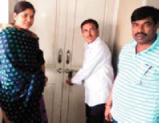 Locks locked by water supply department | पाणीपुरवठा विभागाला ठोकले कुलूप