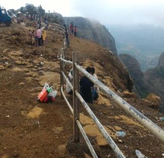 The security of the guardrail at Lones Point at Lonavla | लोणावळ्यात लायन्स पॉइंटच्या दरीला रेलिंगचे सुरक्षा कठडे