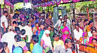 गणपती मंदिरात भाविकांची गर्दी गणपती मंदिरात भाविकांची गर्दी