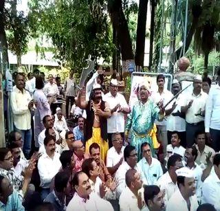 VIDEO: Teacher movement against school hour cut | VIDEO : शालेय तासिका कपातीविरोधात शिक्षकांचे आंदोलन