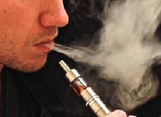 Eat cigarette, or e-cigarette? Your body's 'cough' will continue. | सिगारेट प्या, नाहीतर इ-सिगारेट? तुमच्या शरीराचं ‘खोकडं’ होणारच.