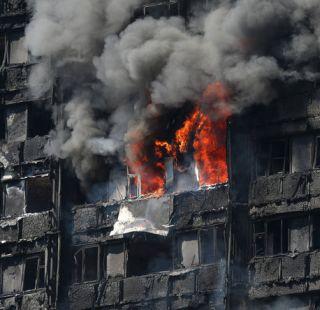 London - A child thrown out of the 10th floor to read from a burning building | लंडन - जळत्या इमारतीतून वाचण्यासाठी महिलेने 10व्या मजल्यावरुन फेकलं बाळ