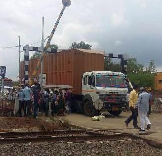 Container stuck in Bhagur Rail Gate; Transportation Vacation | भगूर रेल्वे गेटमध्ये कंटेनर अडकला; वाहतूक खोळंबळी