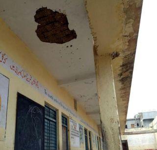 Ignore the correction of Municipal schools in Dhule | धुळ्य़ात मनपा शाळांच्या दुरूस्तीकडे दुर्लक्ष