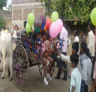 Welcome to the rally carriage of horse and bullock cart | खान्देशात घोडा, बैलगाडीवरील मिरवणुकीने विद्याथ्र्याचे स्वागत