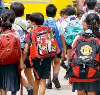 School's unique idea, pick up for the students not to the students | शाळेची अनोखी कल्पना, विद्यार्थी नाही दप्तरांना करणार पिक अप