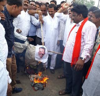 The statue of Abdul Sattar was burned in the Sillod city | सिल्लोड शहरात अब्दुल सत्तार यांचा पुतळा जाळला