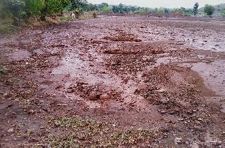 Damage to the land due to rain water entering the field | पावसाचे पाणी शेतात शिरल्याने जमिनीचे नुकसान