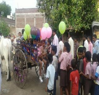 Today's school day; Children welcome flowers and chocolates | आज शाळेचा पहिला दिवस; फुलं-चॉकलेट देऊन मुलांचं स्वागत