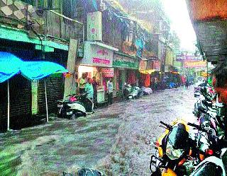 Rainfall is guilty, administrative clearance | पाऊसच दोषी, प्रशासन निर्दोेष