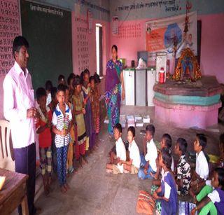 Schools at the community center due to lack of classrooms at the cloth | कापडणे येथे वर्गखोल्यांअभावी समाजमंदिरात शाळा