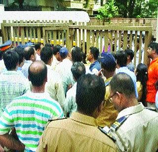 Residents of the municipal corporation were stuck in the compound for two hours | पालिका अधिकाऱ्यांना रहिवाशांनी दोन तास कम्पाउंडमध्ये डांबले