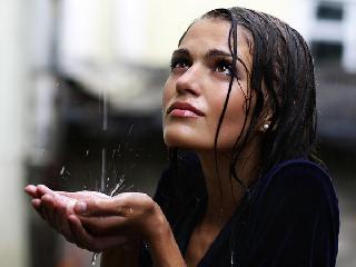 Wear leaving the hair in the rain? -Shebhal .. | पावसात केस मोकळे सोडून फिरताय? -सांभाळा..