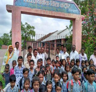 Locals locked in Pichorda ZP School | पिचर्डे जि.प.शाळेला ग्रामस्थांनी ठोकले कुलूप