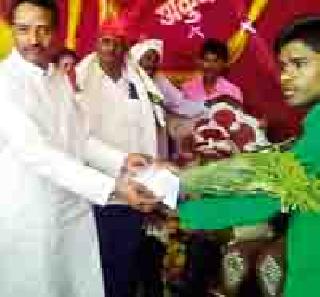 A helping hand for the tribal student in the boy's wedding | मुलाच्या लग्नात दिला आदिवासी विद्यार्थ्याला मदतीचा हात A helping hand for the tribal student in the boy's wedding | मुलाच्या लग्नात दिला आदिवासी विद्यार्थ्याला मदतीचा हात