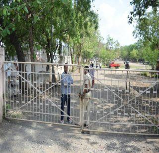 After the shocking of RTO in the Jalgaon, the brokers are closed to the office | जळगावात आरटीओंना शिवीगाळनंतर दलालांना कार्यालयात प्रवेश बंद