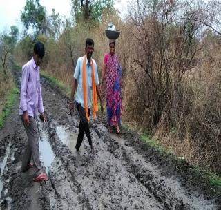 Due to the misery of the road of Pandan, farmers migrate from the mud | पांदन रस्त्याची दुरवस्थेमुळे शेतकर्‍यांचे चिखलातून मार्गक्रमण