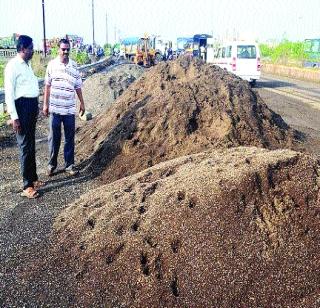 JCB, 136 brass sand, with 34 trucks seized in Kharghar | खारघरमध्ये ३४ ट्रकसह जेसीबी, १३६ ब्रास रेती केली जप्त