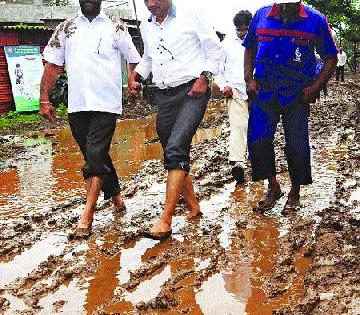 In the suburbs mud, the roads are under water | उपनगरे चिखलात, रस्ते पाण्याखाली