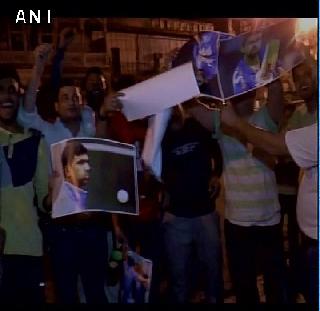 After the defeat, the team posters of team India players post | पराभवानंतर टीम इंडियाच्या खेळाडूंचे जाळले पोस्टर