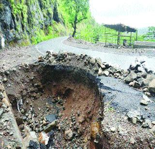 Delay in the first rainy season of the Poladpur-Mahabaleshwar road | पोलादपूर-महाबळेश्वर रस्त्याची पहिल्याच पावसात दैना