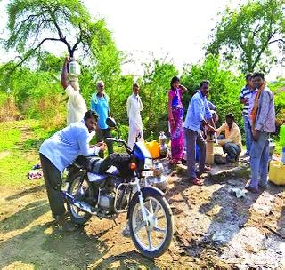 Heavy water shortage in Lakhpuri; Villagers wander | लाखपुरी येथे भीषण पाणीटंचाई; ग्रामस्थांची भटकंती