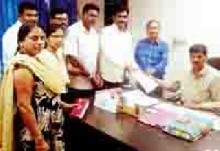 Parents attacked the District Collector | पालक जिल्हा कचेरीवर धडकले