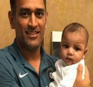 The Pakistani player's baby on Dhoni's side | धोनीच्या कडेवर पाकिस्तानी खेळाडूचं बाळ