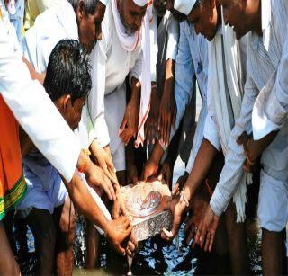 In the Muktain Palikhi Beed district with bathing Godavari | गोदावरी स्नान करून मुक्ताई पालखी बीड जिल्ह्यात दाखल