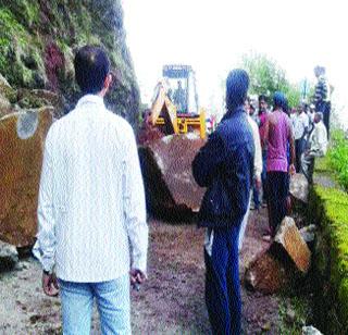 Three hours of traffic jam due to the collapse of the terrain! | आंबेनळी घाटात दरड कोसळल्याने तीन तास वाहतूक ठप्प!