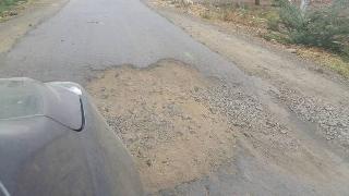 Kadge-Tadawale-Murumu potholes on the road! | काळज-तडवळे-मुरुम रस्त्यावर खड्ड्यांचे साम्राज्य!