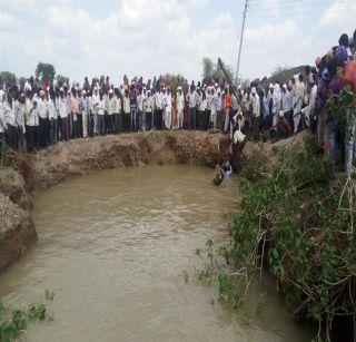 To save the girls, she jumped in the well | मुलींना वाचविण्यासाठी तिने विहिरीत मारली उडी