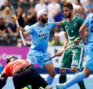 The Indian hockey team played against Pakistan and played with them | पाकिस्तानविरोधात भारतीय हॉकी संघाने काळी फित बांधून खेळला सामना