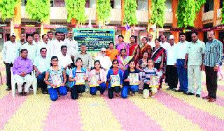 Felicitation of students in Jijamata School | जिजामाता विद्यालयात विद्यार्थिनींचा सत्कार