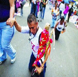 People worshiping the god of death Mexicote | मृत्यूच्या देवतेची पूजा करणारे लोक मेक्सिकोत