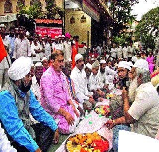 The message of unity of Warkari and Muslim brothers | वारकरी व मुस्लिम बांधवांचा एकतेचा संदेश