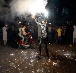 After India's defeat, bursting crackers in Kashmir | भारताच्या पराभवानंतर काश्मिरात फुटले फटाके