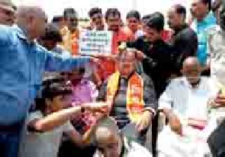 तूर खरेदीसाठी महामार्गावर शिवसेनेचा चक्काजाम