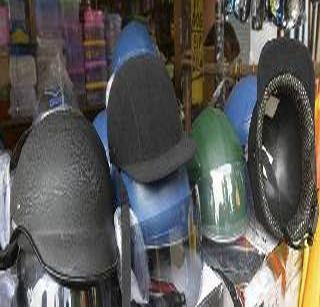 Useful helmet for prevention of action in the area | कोल्हापूरात कारवाई टाळण्यासाठी दिखाऊ हेल्मेटचा वापर