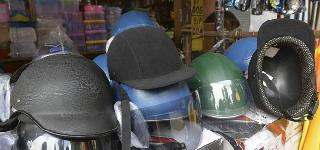 Use of 'Shauh' Helmets to avoid any kind of action | कोल्हापूरात कारवाई टाळण्यासाठी ‘दिखाऊ’ हेल्मेटचा वापर