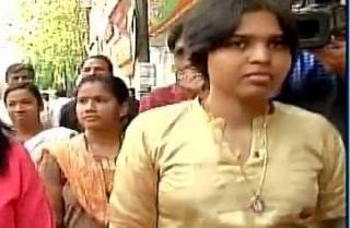 Mayor will get black if the roadmap is approved: Trupti Desai | रस्ते हस्तांतराचा ठराव मंजूर केल्यास महापौरांना काळे फासणार : तृप्ती देसार्इं